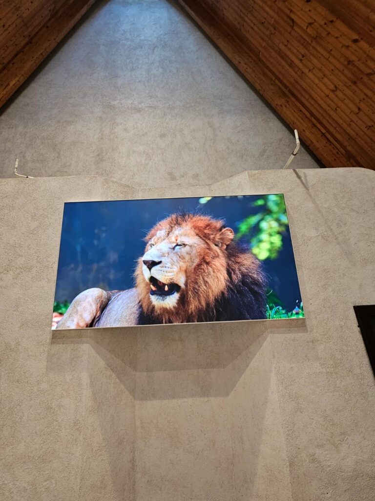 160 × 288 cm-es P2 GOB beltéri LED fal gyülekezeti közösségi térben