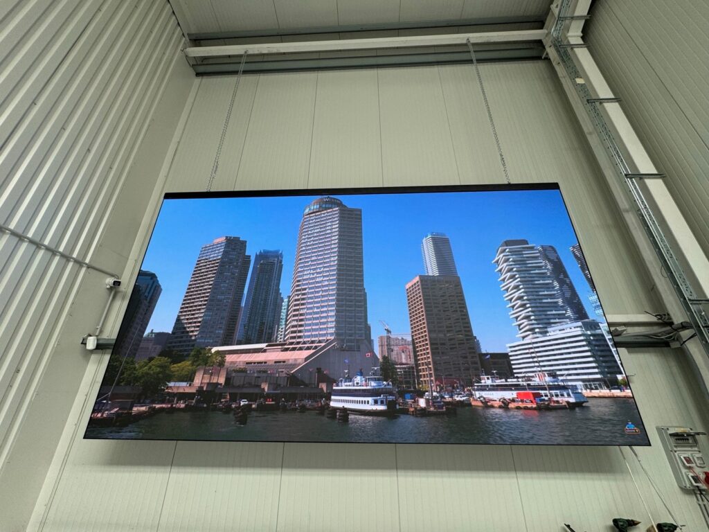 240 × 448 cm-es P2 GOB beltéri LED fal a STILL Kft. részére